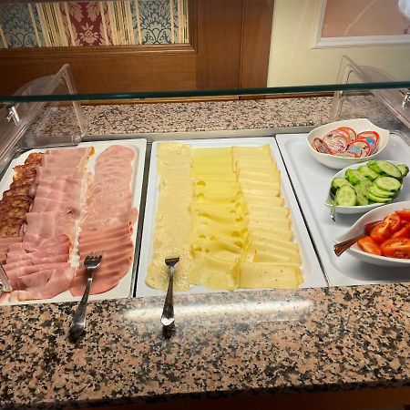 Hotel Restaurant Wallner I Contactless Check-In Sankt Valentin Exteriör bild