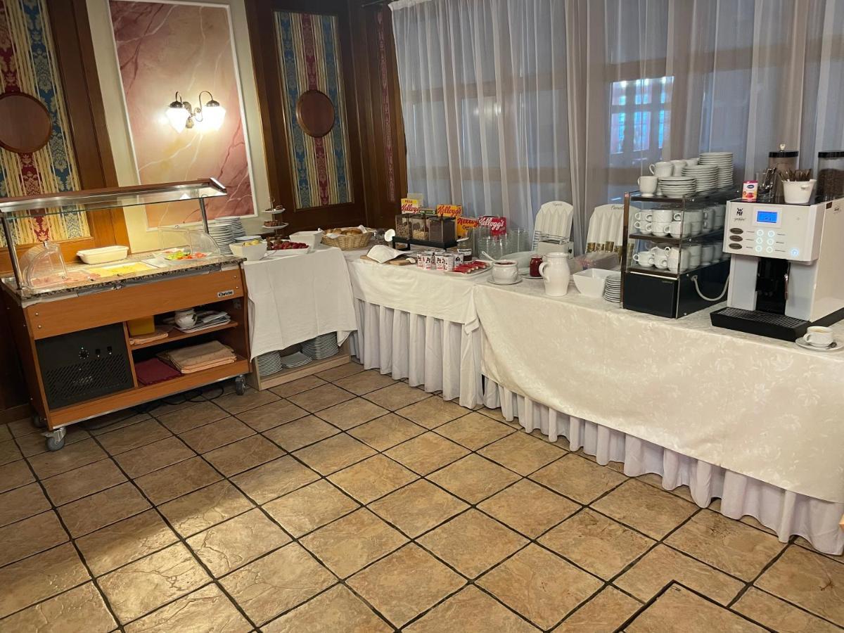 Hotel Restaurant Wallner I Contactless Check-In Sankt Valentin Exteriör bild