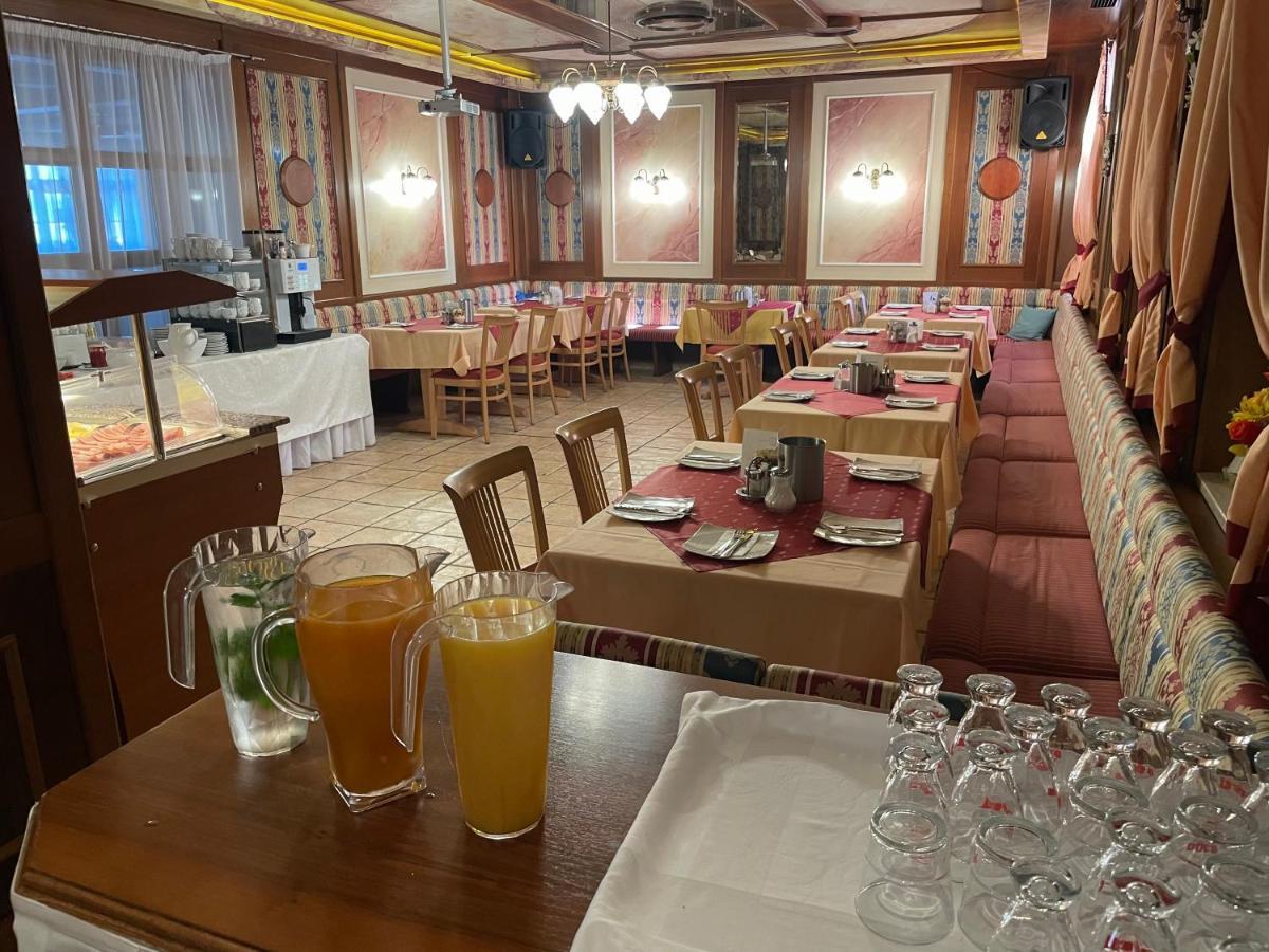 Hotel Restaurant Wallner I Contactless Check-In Sankt Valentin Exteriör bild