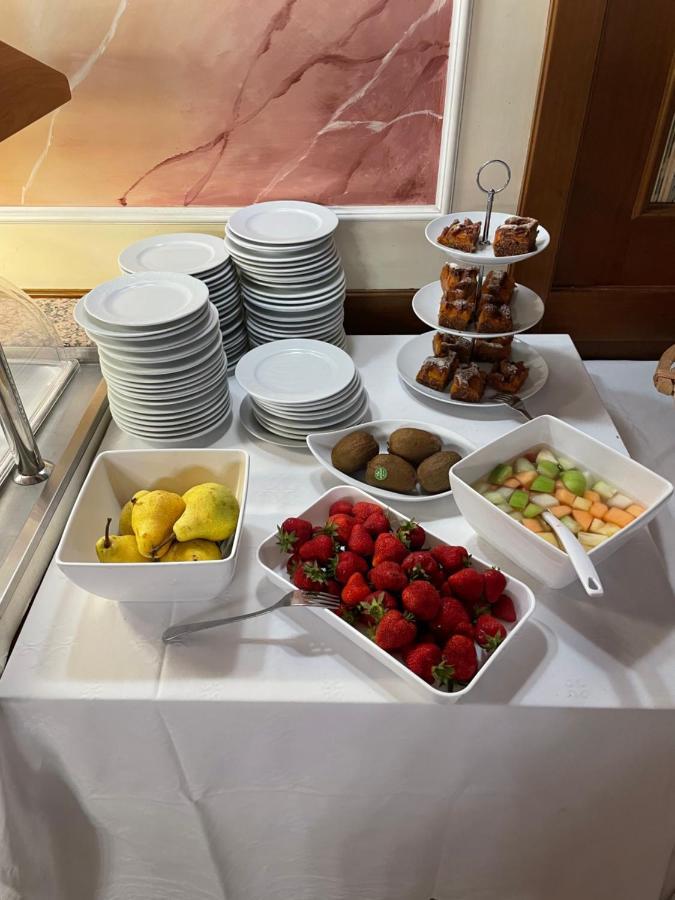Hotel Restaurant Wallner I Contactless Check-In Sankt Valentin Exteriör bild