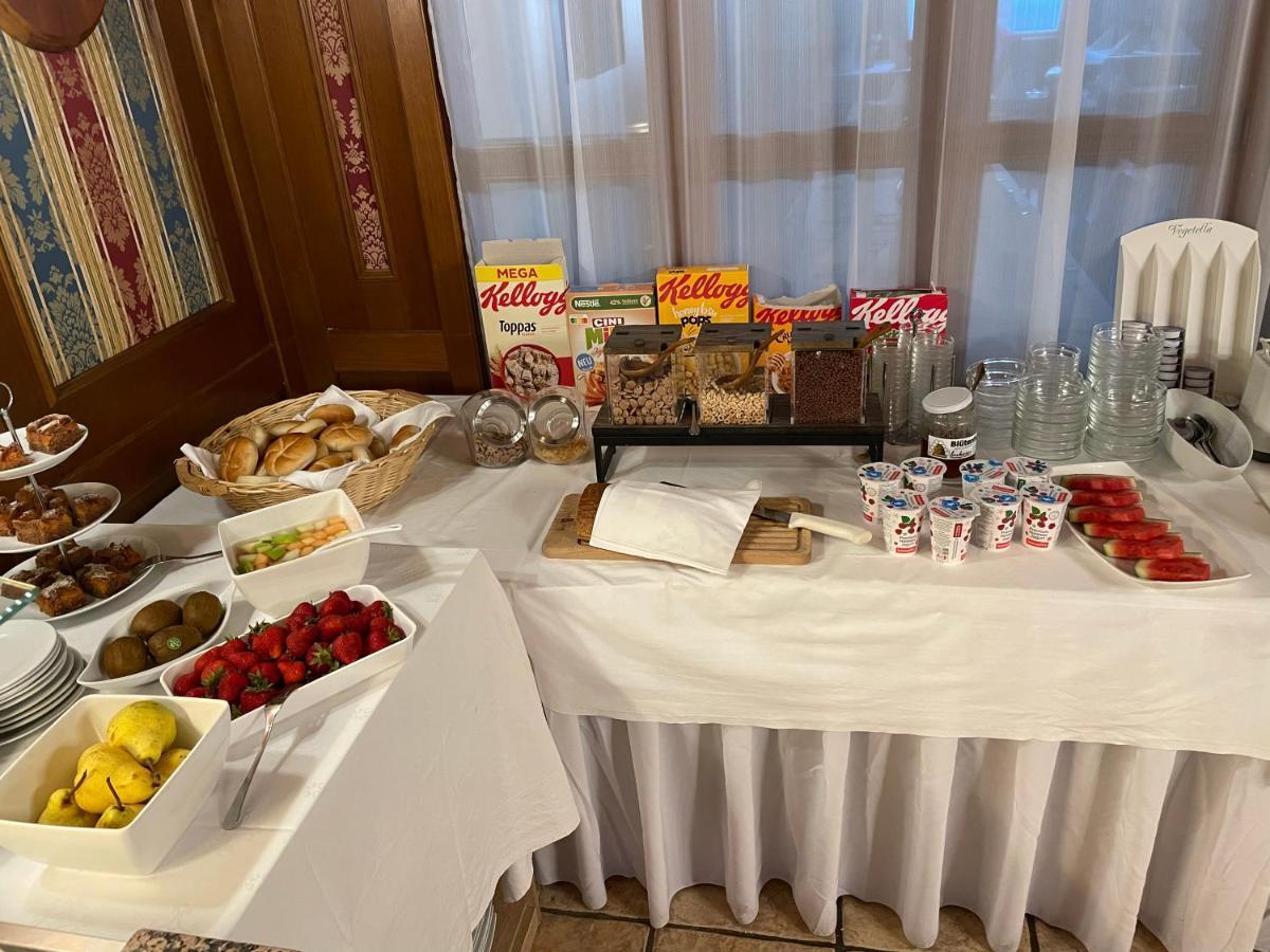 Hotel Restaurant Wallner I Contactless Check-In Sankt Valentin Exteriör bild