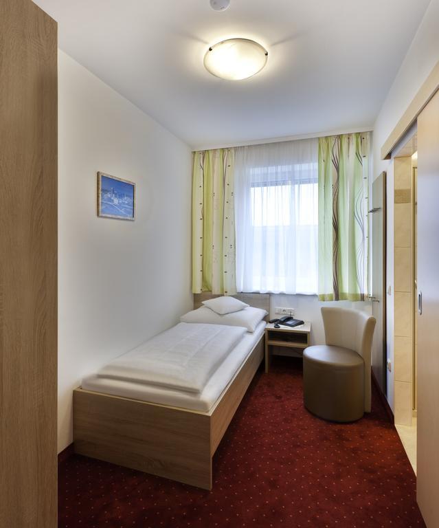 Hotel Restaurant Wallner I Contactless Check-In Sankt Valentin Exteriör bild
