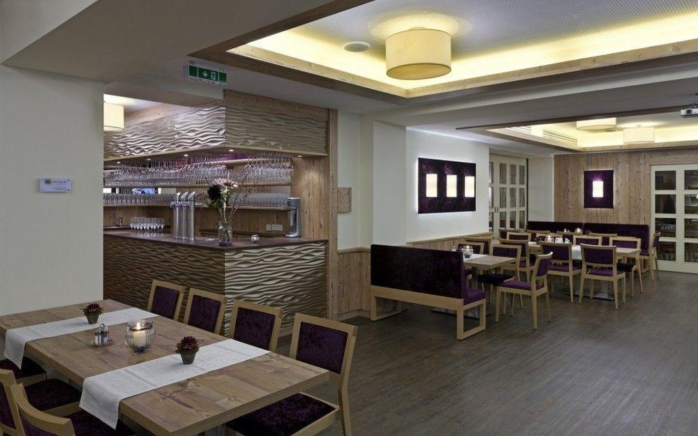 Hotel Restaurant Wallner I Contactless Check-In Sankt Valentin Exteriör bild