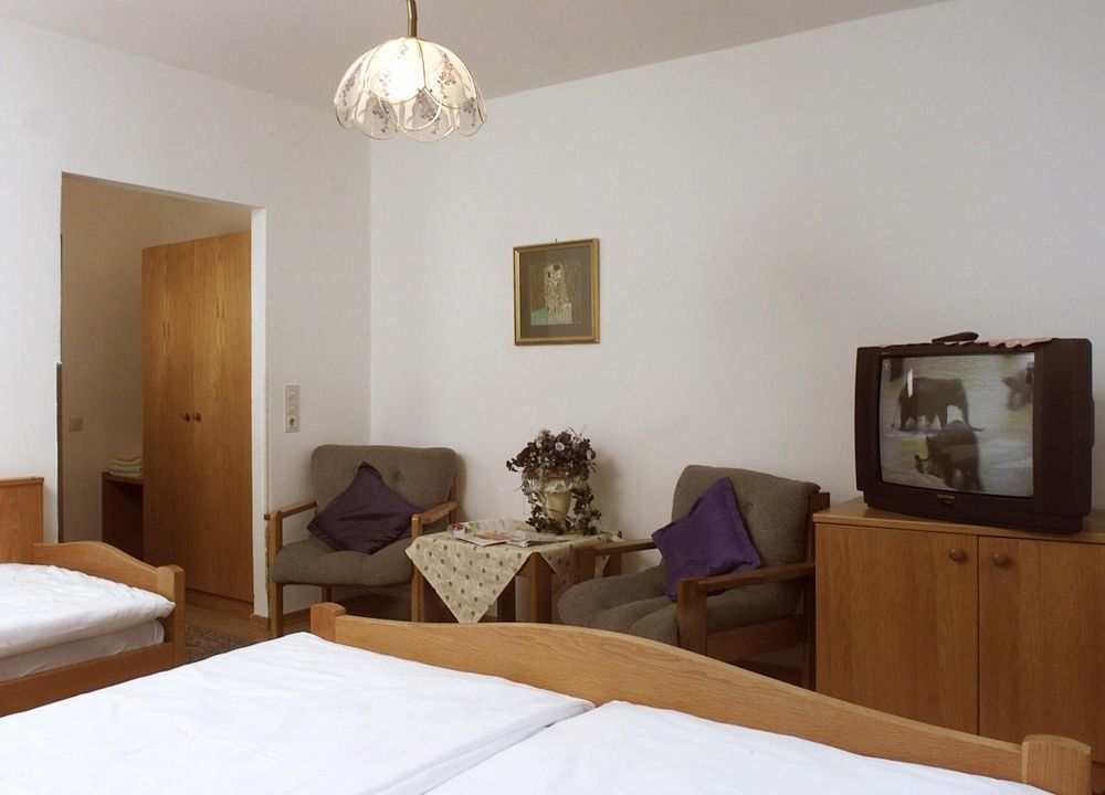 Hotel Restaurant Wallner I Contactless Check-In Sankt Valentin Exteriör bild