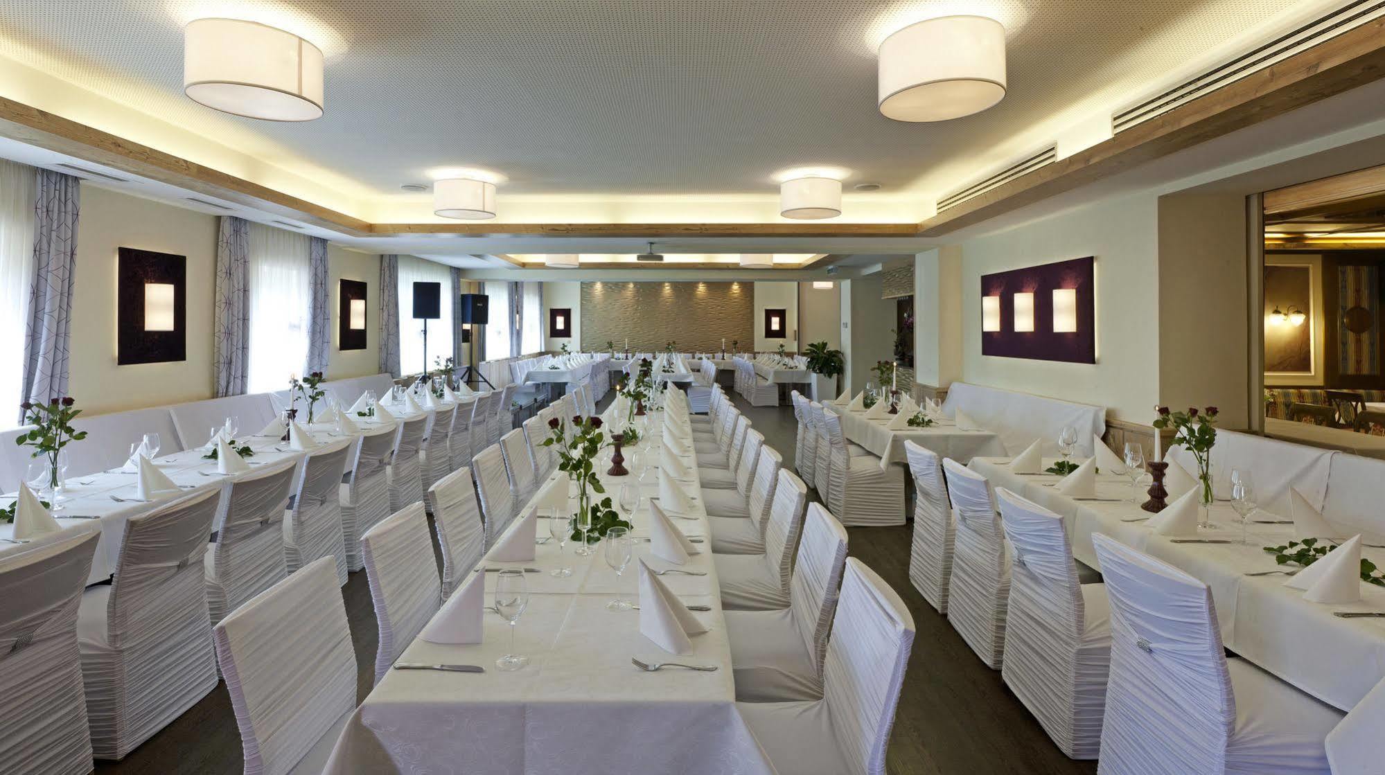 Hotel Restaurant Wallner I Contactless Check-In Sankt Valentin Exteriör bild