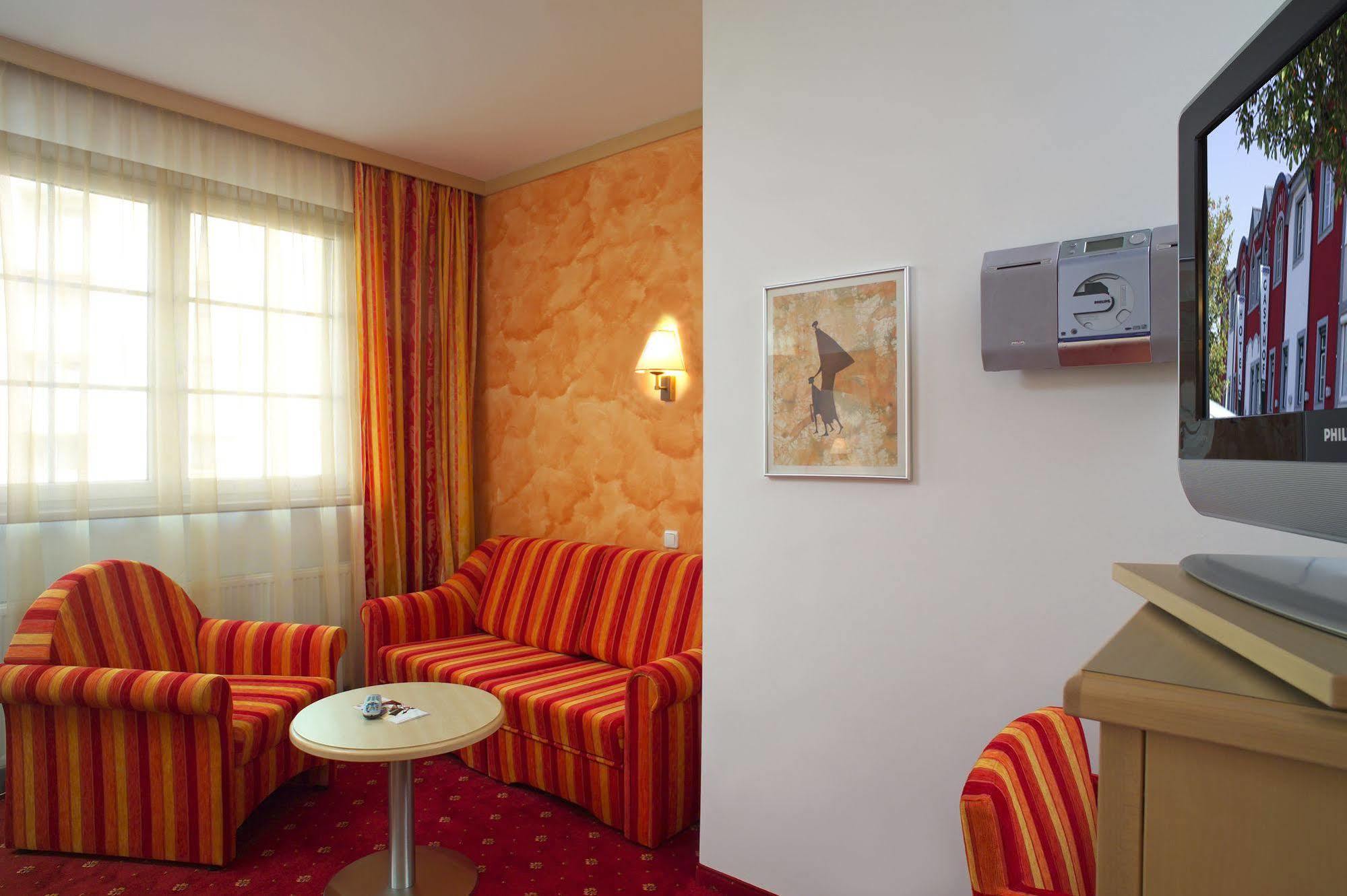Hotel Restaurant Wallner I Contactless Check-In Sankt Valentin Exteriör bild