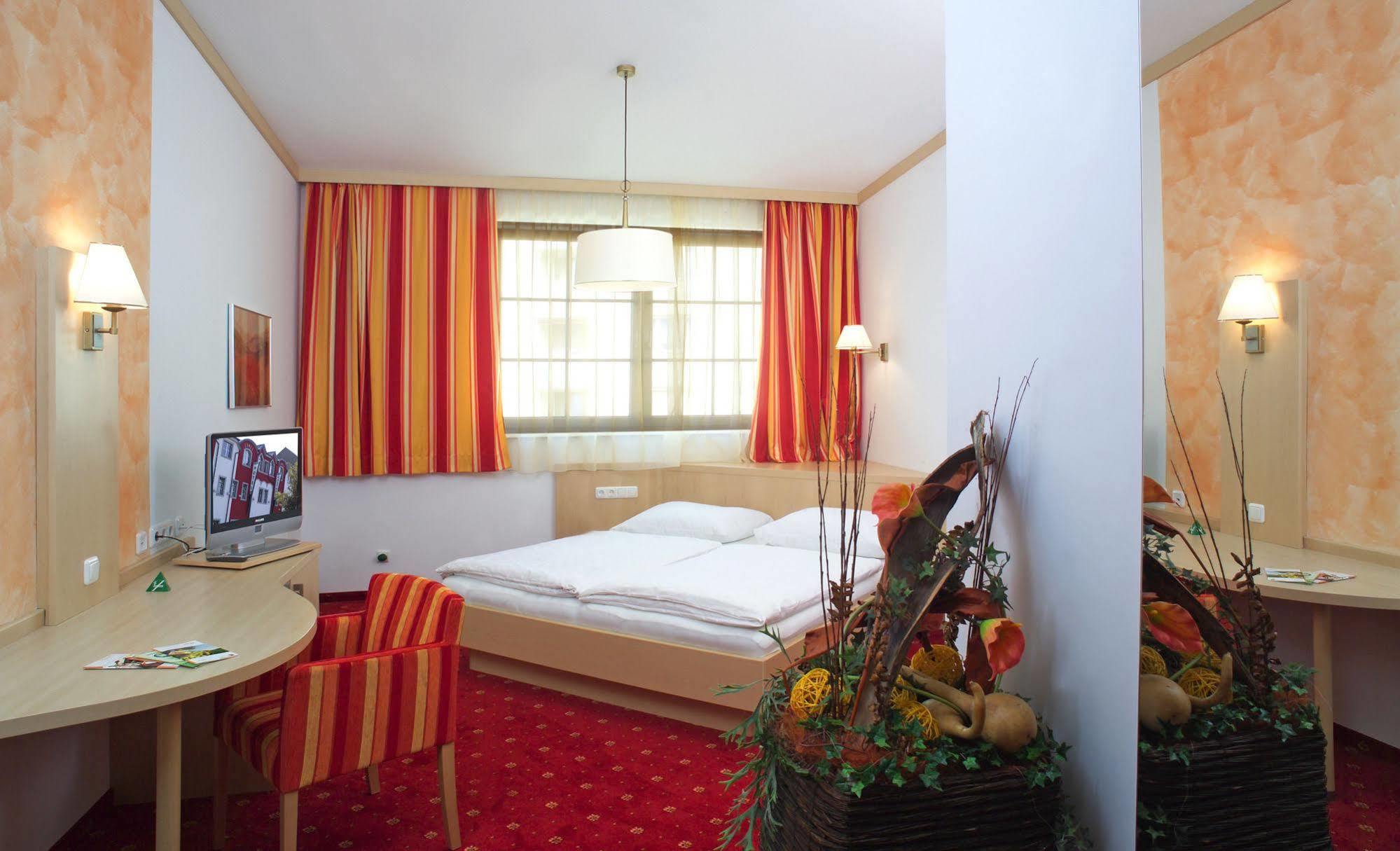 Hotel Restaurant Wallner I Contactless Check-In Sankt Valentin Exteriör bild