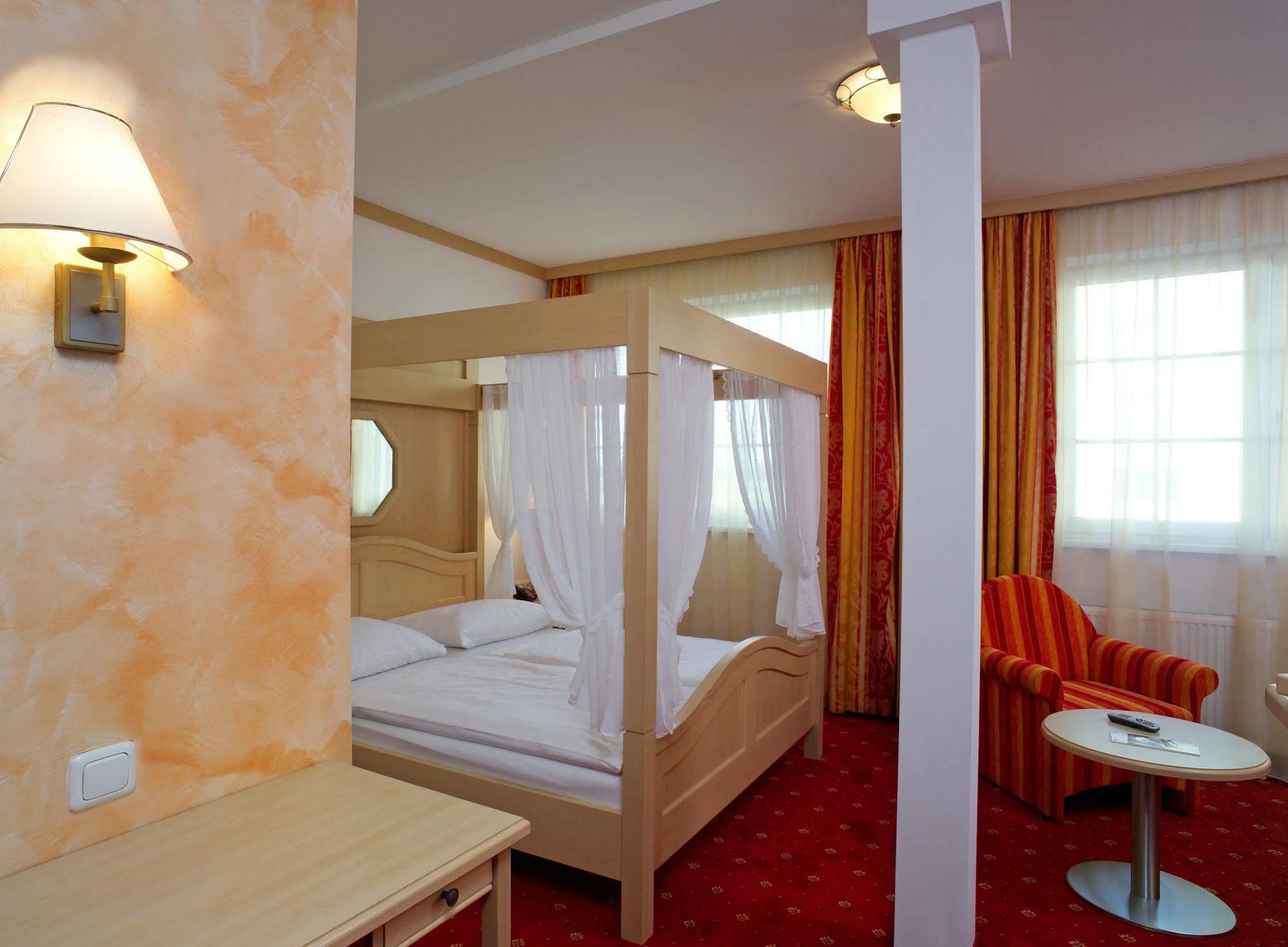 Hotel Restaurant Wallner I Contactless Check-In Sankt Valentin Exteriör bild