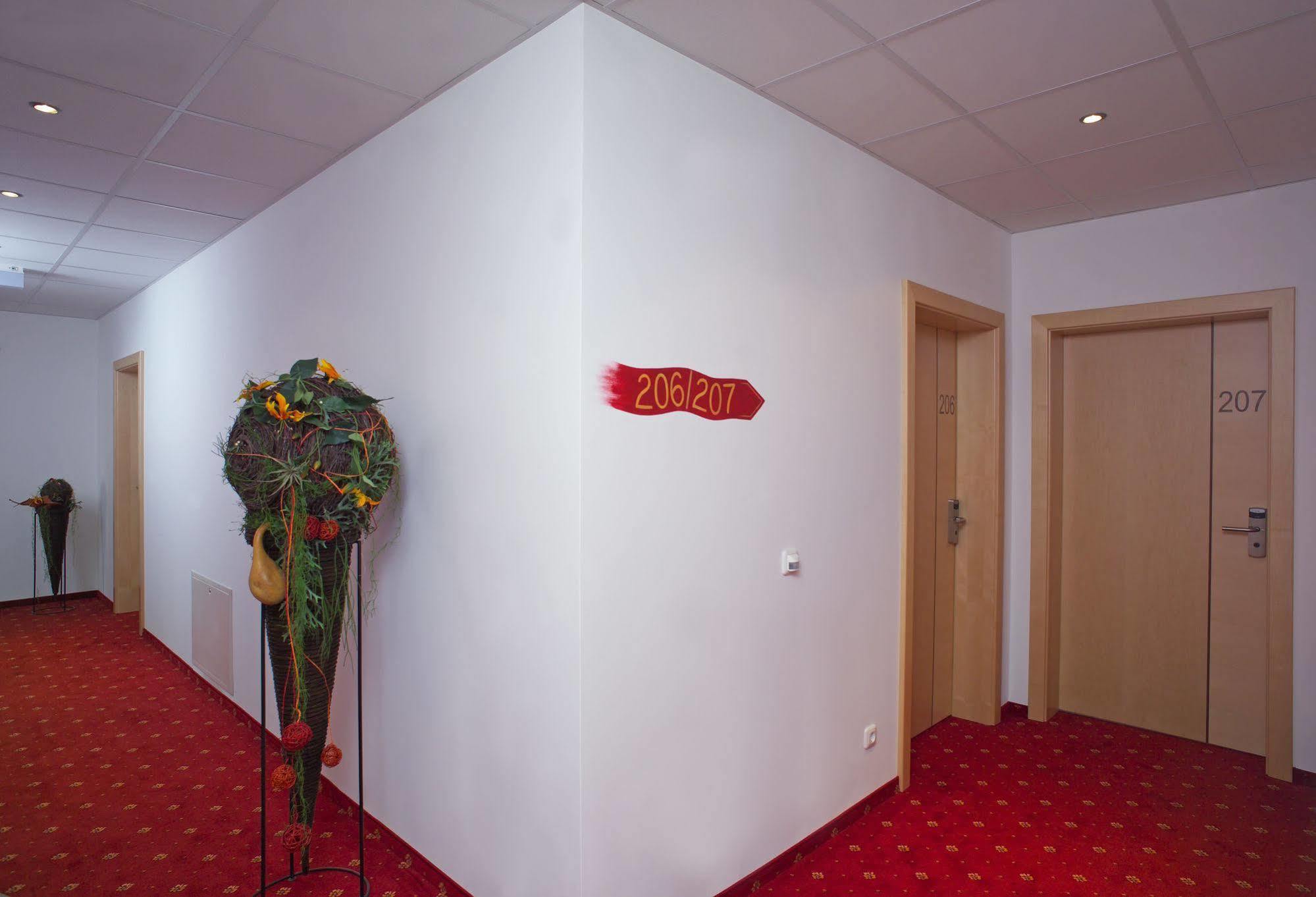 Hotel Restaurant Wallner I Contactless Check-In Sankt Valentin Exteriör bild