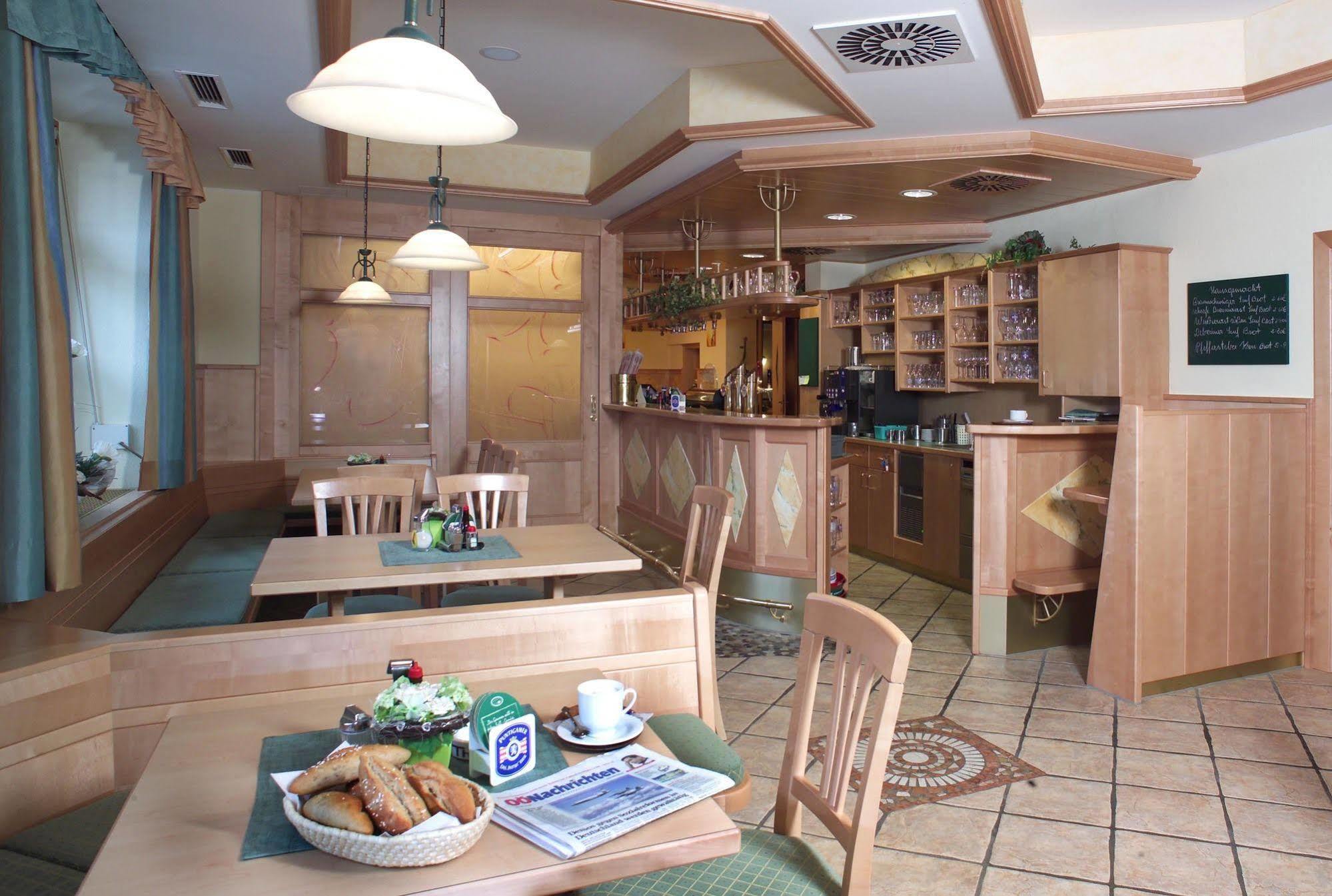Hotel Restaurant Wallner I Contactless Check-In Sankt Valentin Exteriör bild