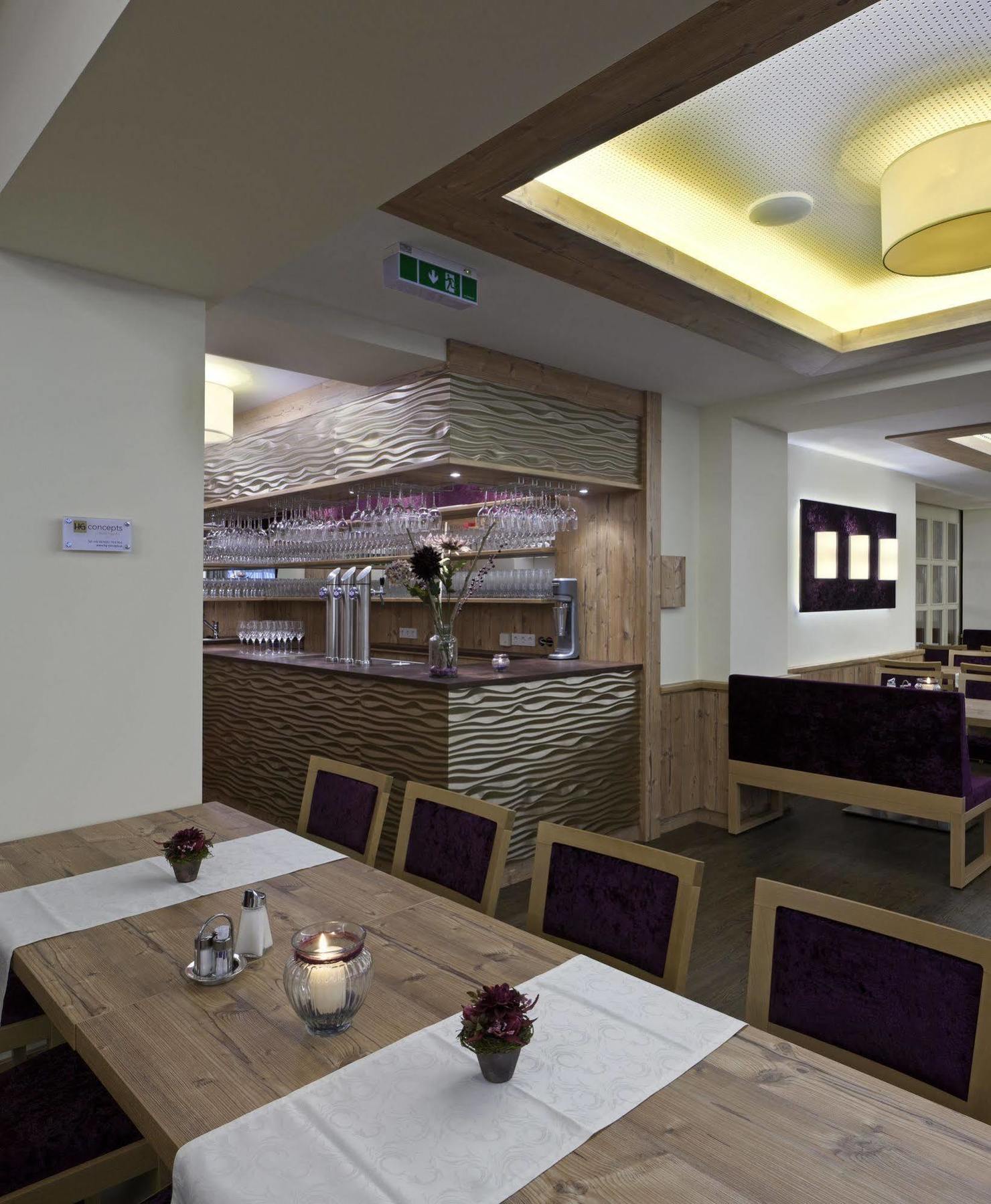 Hotel Restaurant Wallner I Contactless Check-In Sankt Valentin Exteriör bild