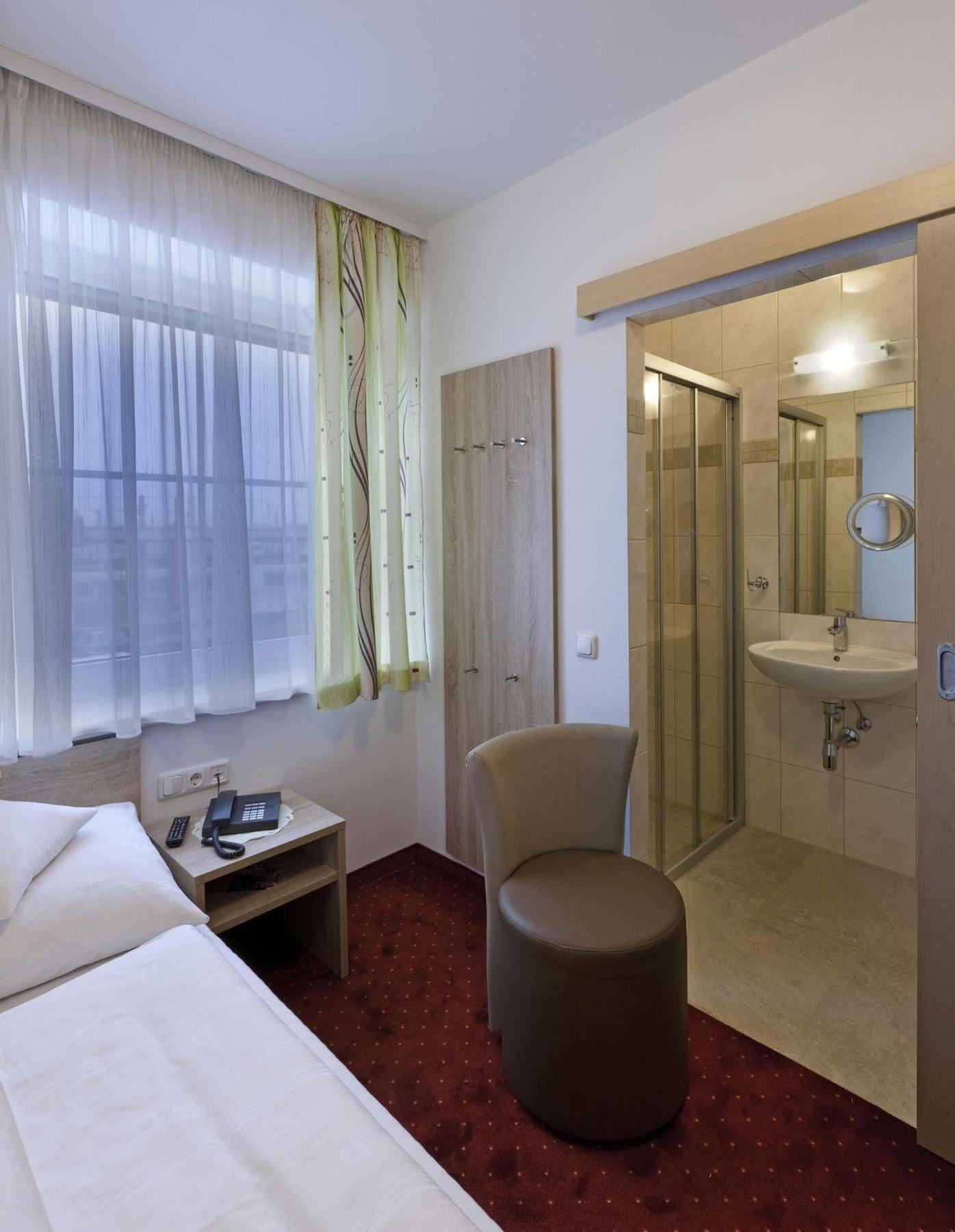 Hotel Restaurant Wallner I Contactless Check-In Sankt Valentin Exteriör bild