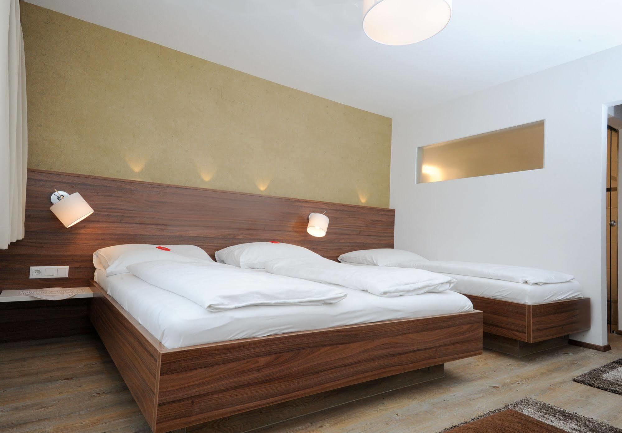Hotel Restaurant Wallner I Contactless Check-In Sankt Valentin Exteriör bild