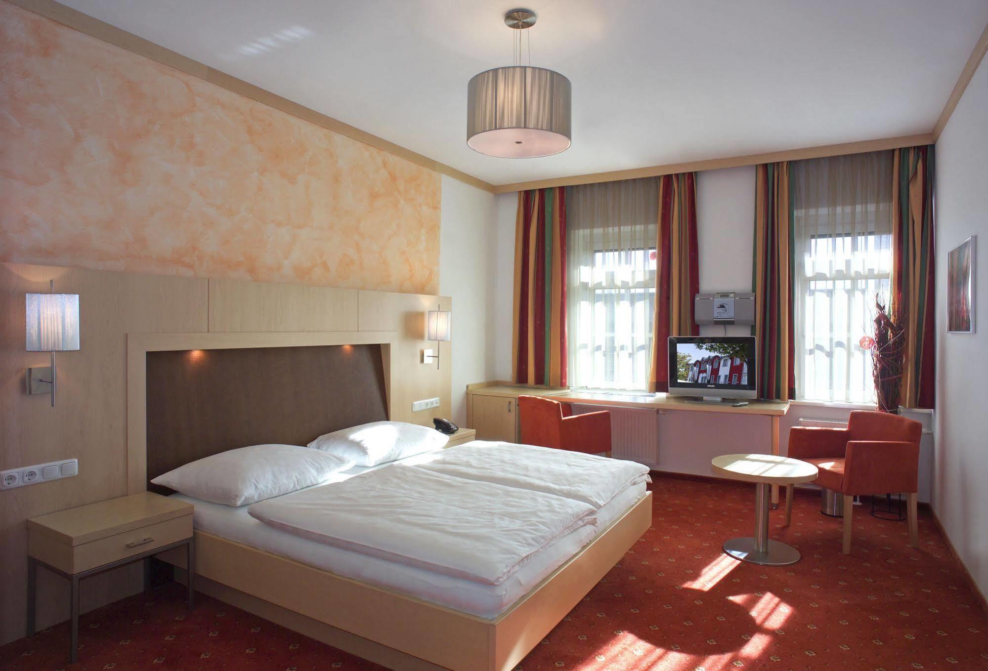 Hotel Restaurant Wallner I Contactless Check-In Sankt Valentin Exteriör bild