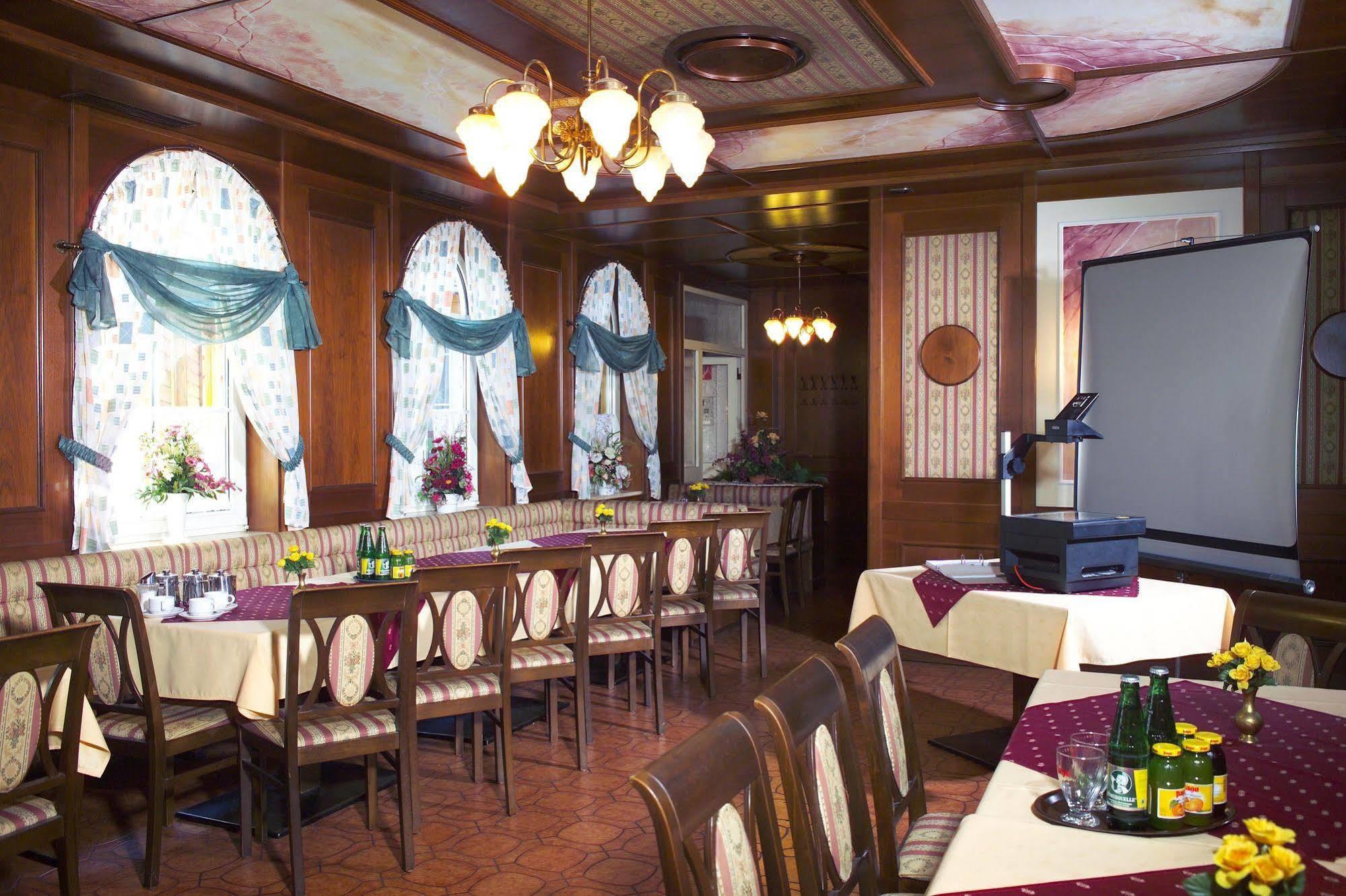Hotel Restaurant Wallner I Contactless Check-In Sankt Valentin Exteriör bild
