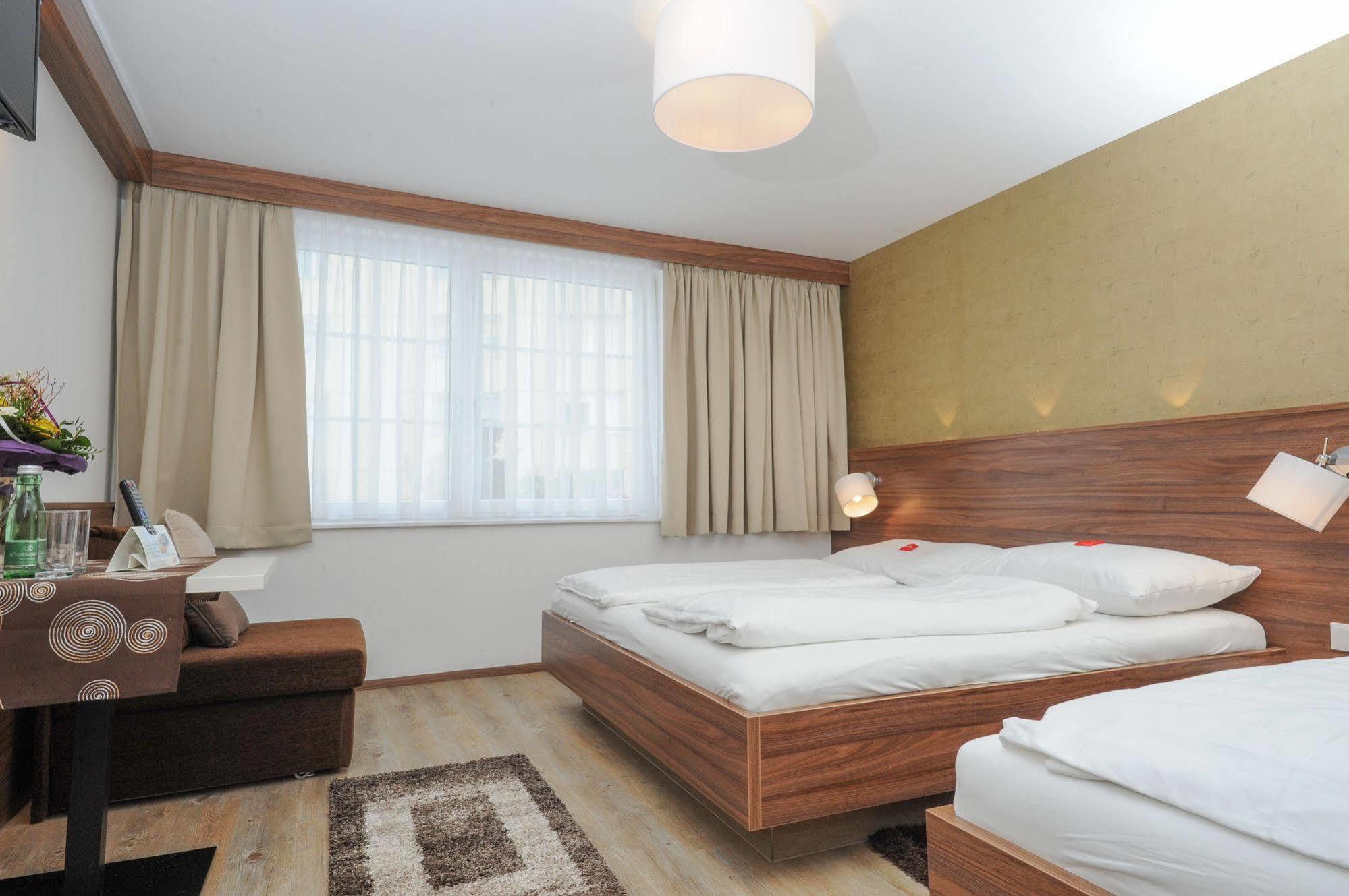 Hotel Restaurant Wallner I Contactless Check-In Sankt Valentin Exteriör bild