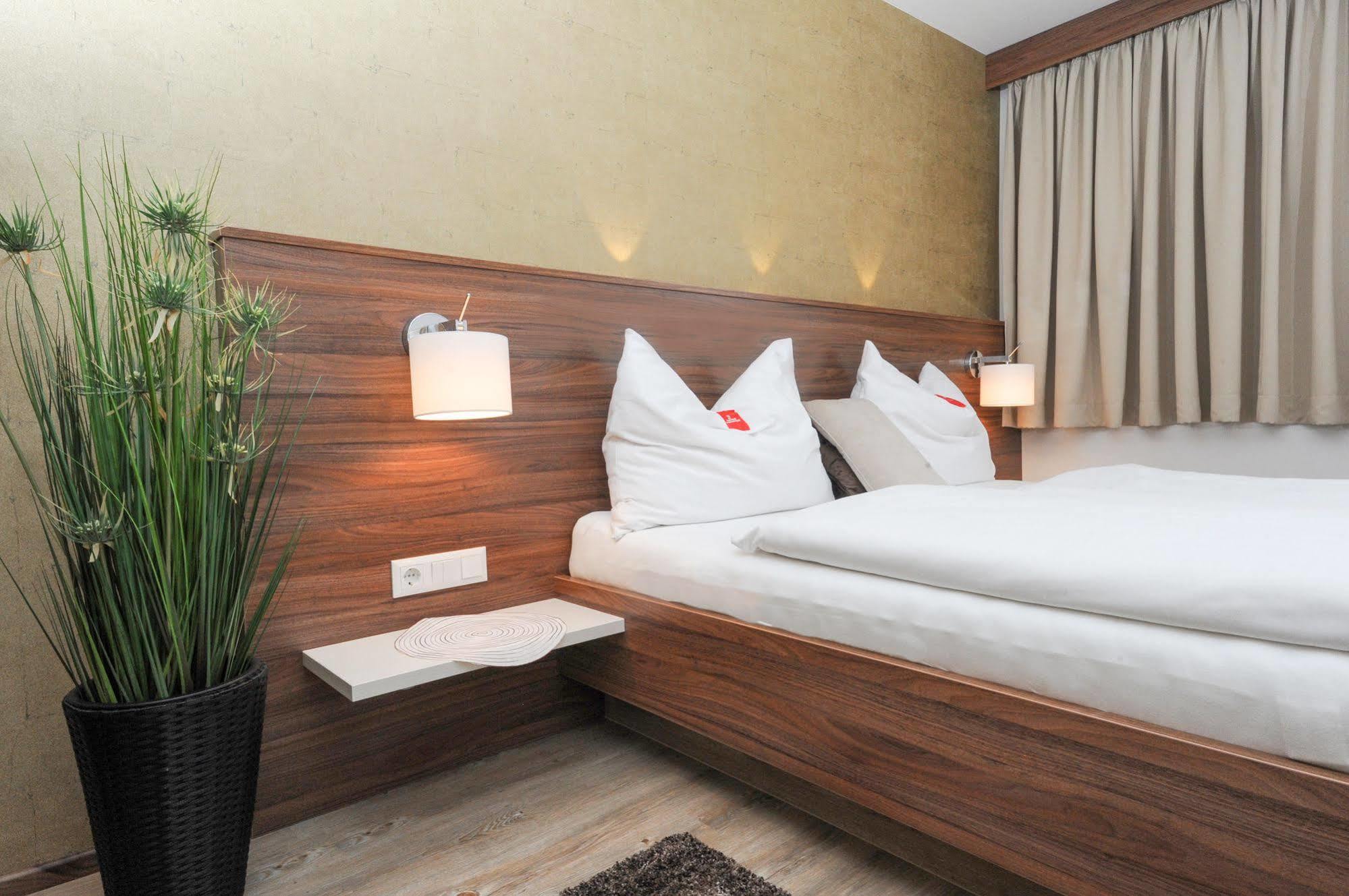 Hotel Restaurant Wallner I Contactless Check-In Sankt Valentin Exteriör bild