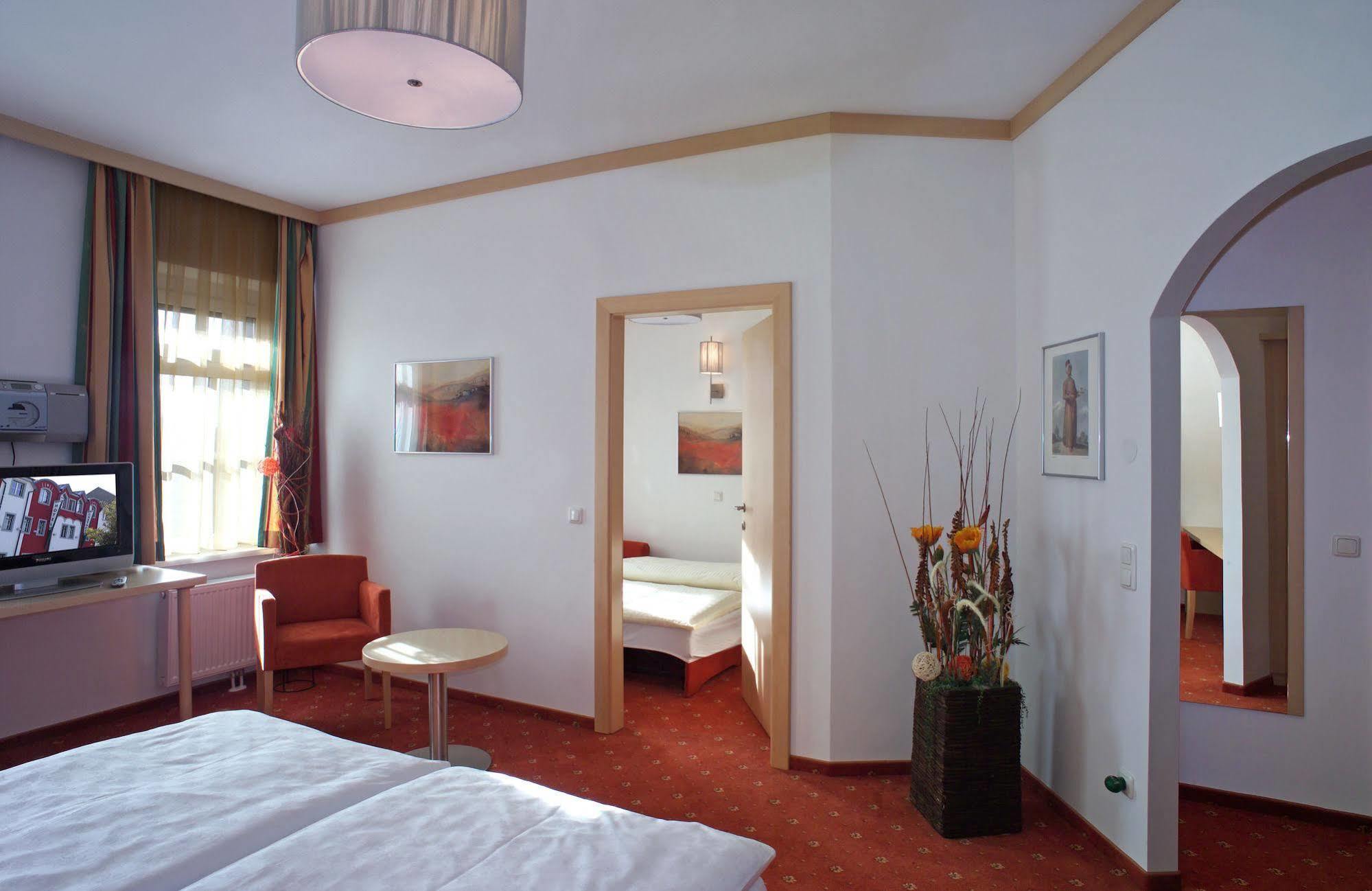 Hotel Restaurant Wallner I Contactless Check-In Sankt Valentin Exteriör bild