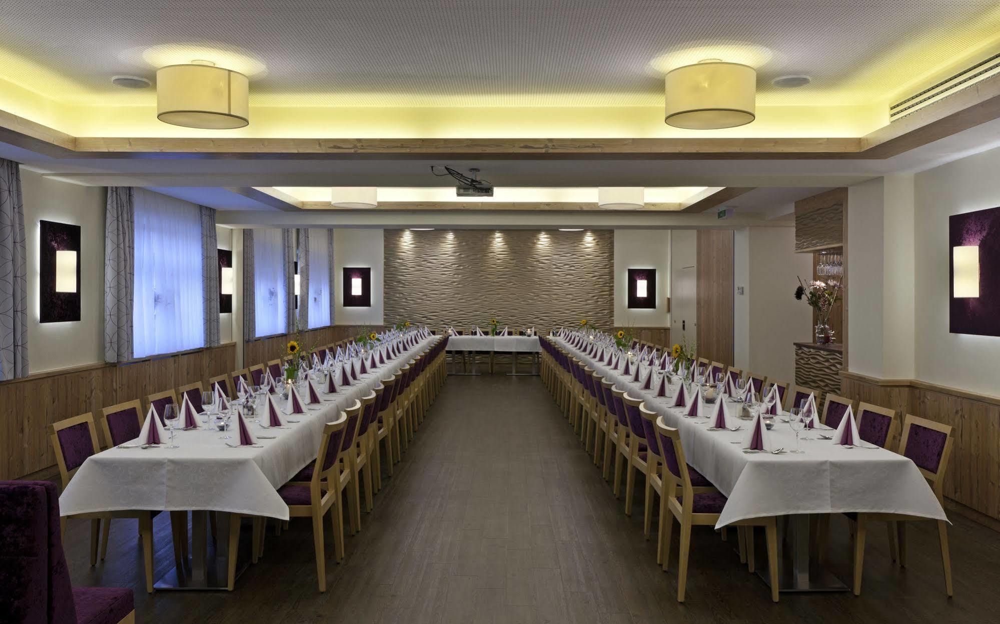 Hotel Restaurant Wallner I Contactless Check-In Sankt Valentin Exteriör bild